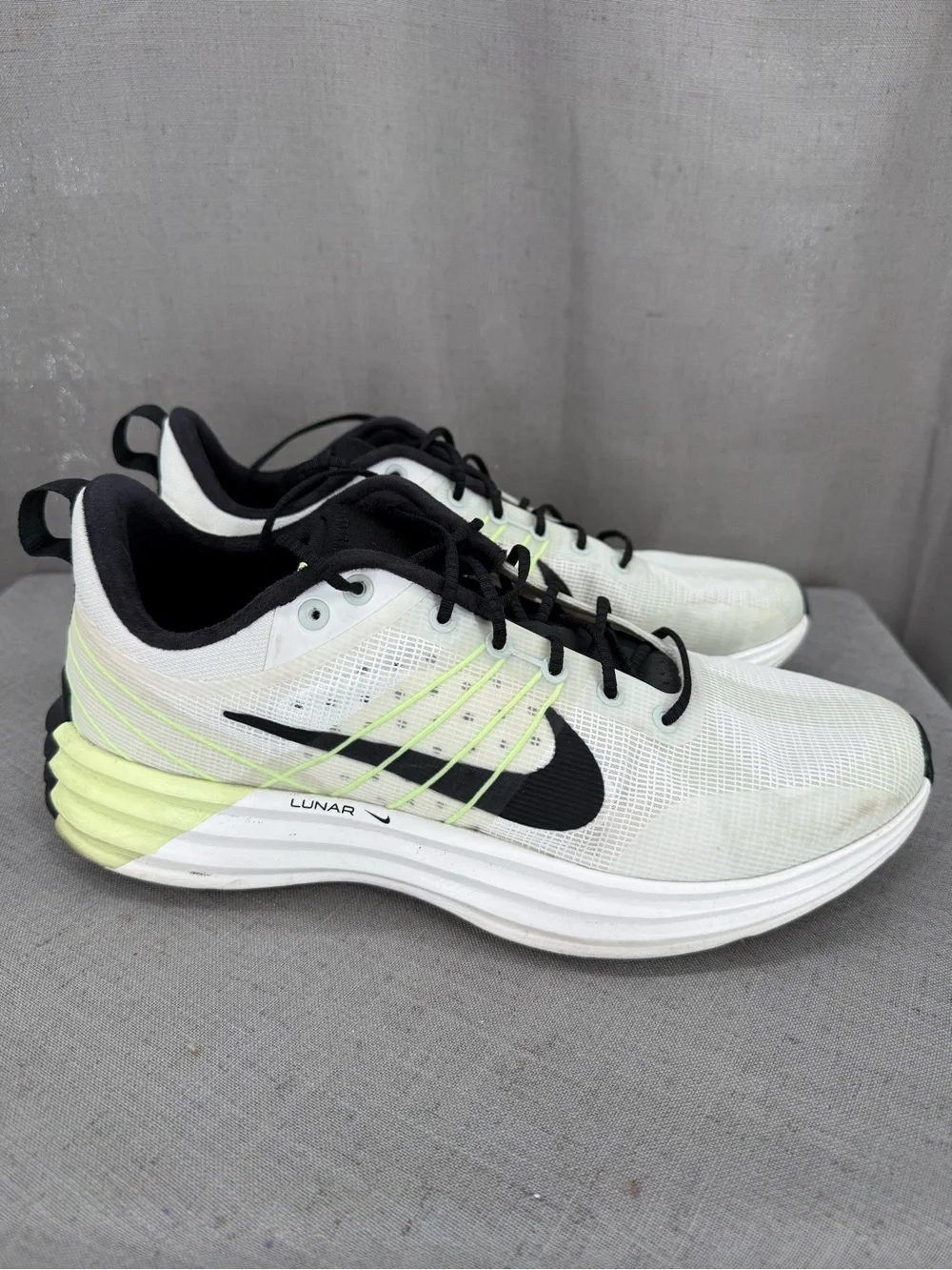 Nike Lunar Roam Men's Size 9.5 US Running Shoes Off White Volt